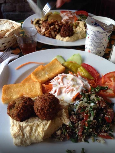 Típica comida libanesa en el Habibi