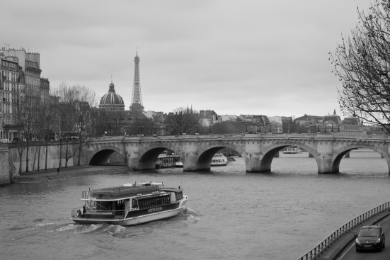 Seine_-_Pont_Neuf,_Tour_Eiffel,_Vedettes_de_Paris_et_Institut_de_France